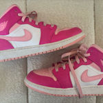 Nike Jordan  1 Mid Women’s fierce pink  Photo 0