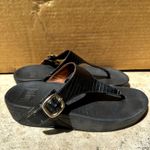 FitFlop  The Skinny Thong Sandals Leather Crocodile Microwobbleboard Adjustable 6 Photo 2