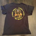 •COBRA KAI KARATE KID “STRIKE FIRST STRIKE HARD” UNISEX T Photo 0