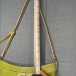 Chic Green Leather Shoulder Bag with Relaxed Design Photo 4