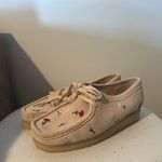 Clarks  Wallabee Boot Lace Up Chukkas In Taupe Floral Embroidery Size 8.5 Anthro Photo 2