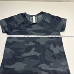 Athleta  Gray Camouflage Camo Short Sleeve Tee Shirt Top Medium Stretch‎ Athletic Photo 5