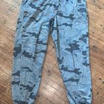 Sundry  3/L relaxed gray camo jogger sweatpants Photo 0