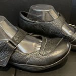 Clarks  In Motion Womens Size 9.5 Comfort Mary Janes Black Leather Comfort Preppy Photo 0