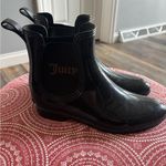 Juicy Couture  Size 8 Womens Black Gold Sparkle Ankle Rain Boots Pull On Photo 5