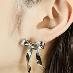 LOVE BY e.m. Ribbon Motif Earrings Silver Photo 0