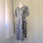 Vintage ‘70s Gray & White Floral Print Short Sleeve Midi Dress w/ Side Slits Size XS Photo 4