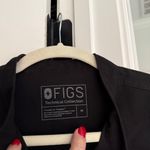 FIGS  Rafaela Oversized Scrub Top Black short sleeve v neck Photo 3