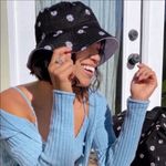 Alice + Olivia  DAISY PRINT REVERSIBLE BUCKET HAT Photo 5