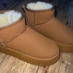 mini ultra style boots Size 9 Photo 2
