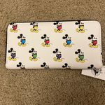 Lounge Fly NWT Disney Parks  Mickey Mouse Wallet Photo 2
