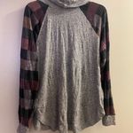 Maurice's  Womens Longsleeve Knit Top Long Sleeve Shirt M 46” Gray Plaid Sleeves Photo 4