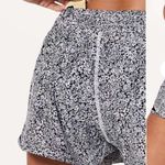 Lululemon Hotty Hot Short II *2.5"
Ditsy Daisy White Black Photo 2