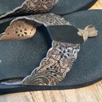 Time and Tru Womens Thong Sandals Size 6 Cushion Sole Floral Accent Black Photo 1