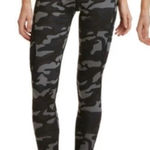 Vineyard Vines  Performance Reversible Leggings Women’s Medium Whale/Camo Print Photo 0