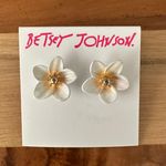 Betsey Johnson Gold Tone White Enamel Tropical Flower Stud Earrings NWT Photo 0