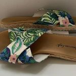 American Eagle  6.5 floral hemp lined slip on flat sandals Photo 0