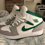 Air Jordan 1 Mid SE Grey Pine Photo 8