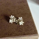 Gradient Triple Flower With Pearls Earrings Gold Photo 1