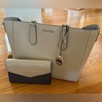 Michael Kors MICHAEL Kimberly Large Beige Tote and Mini Detachable Wallet Photo 7