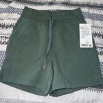 Lululemon  SCUBA HIGH-RISE SHORTS 5” in MEDIUM FORREST (MEFO) SZ 4 NWT Photo 0