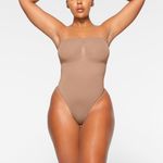 SKIMS  Seamless Sculpt Strapless Thong Bodysuit Sienna  
Size Medium Photo 7