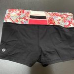 Lululemon  6 Boogie Shorts Black Flowabunga Floral Reversible Shorts 2" Photo 3