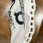 on cloud Running Shoes Photo 3