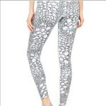 Alo Yoga nwt Iguana Airbrush white leggings sz xs Photo 5