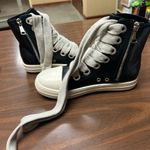 Sneakers Size 40 women’s hi Top sneakers, zipper side wore one time really cool Black Photo 1