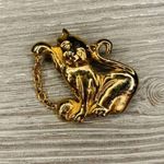 Gold tone color cat with yarn jewelry lapel pin jewlery accessory Photo 0