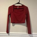 Beyond Yoga Heather Rib Frame Cropped pullover top in Red/Rosewood size small Photo 3