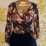 Rue 21  floral surprise V neck top size S Photo 0