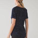 Lululemon  Love Tee II - Windy Blooms Deep Navy Black - 8 Photo 4