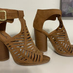 Qupid  Tan Strappy Block 4” Heel sandals Size 7 Photo 0