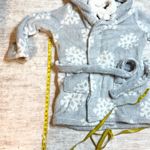 Colsie Women’s Medium Large Gray White Fuzzy Snowflake Winter Robe Headband Set Photo 3