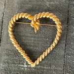 VINTAGE Unbranded Braided Rope Heart Gold Toned Brooch Photo 0