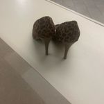 Rouge Helium Heels Elegant Leopard Print Peep-Toe 9 Preowned and gorgeous 
CLEAN Photo 4