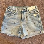 Arizona Jeans Arizona Jean Co. curvy midi jean shorts with embroidered daisy flowers NWT Photo 3