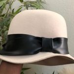 1960s Vintage Miss Lili Dallas USA Cream Mod Gogo Cloche Church Hat Cap 100% Wool Faux Leather Bow Old hollywood glam White Photo 3