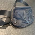 Lululemon  athletica Black 3D Leather logo Belt bag! Great condition! Photo 2