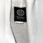 Bobeau (S) white cardigan handkerchief hem with wood button Photo 1