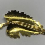Pretty Women’s Costume Brooch Pin Gold Tone Leaf Photo 4