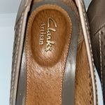 Clarks Artisan Ryla Castle Perforated Leather Wedge Pumps Women’s 10 Stone Photo 8
