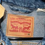 Levi's NWT Levi’s denim jean jacket classic blue pockets button front XS women’s Photo 3