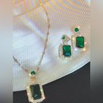 Faux Emerald Necklace Pendant & Earring Set Pierced Ears Gold Photo 2