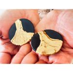 80s VTG Mob Wife Black Glass Disk w/ Gold Enamel Statement Post Earrings Photo 3