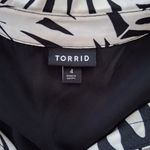 Torrid  Sz 4 Black and White Leaf Print Sleeveless Top Photo 11