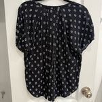 Old Navy Floral Black and White Patterned Women's V-Neck Large Top Photo 3