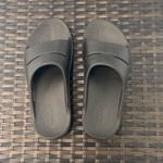 Oofos sandals, women’s size 8 Black Photo 3